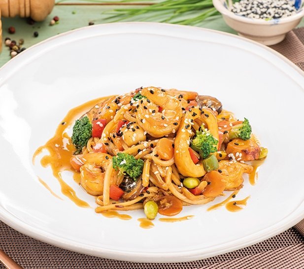 Salteado de fideos y mariscos