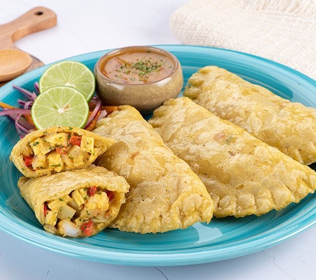 Empanadas de verde rellenas de palmito y camarón